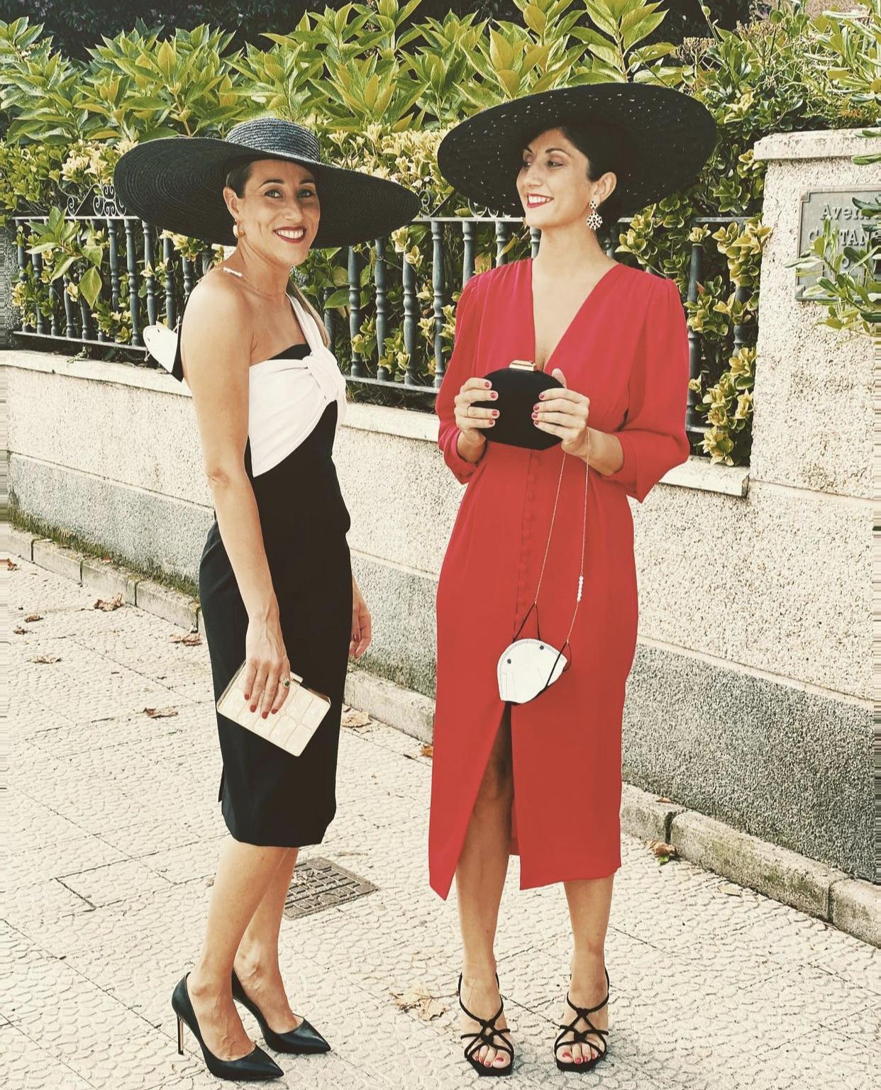 Sonia Romero y la diseñadora Sharay Losada con un traje rojo de su propia colección