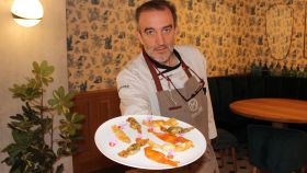 El chef Iñaki Rodaballo, junto a su plato de patatas bravas, dentro del restaurante Maison Mélie.