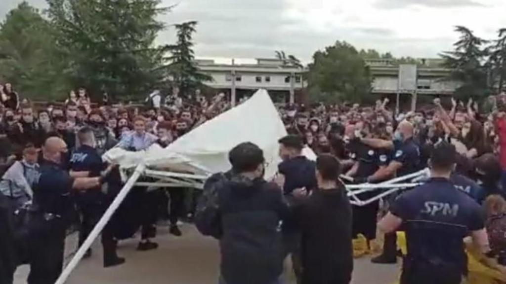 Momento de la agresión de un grupo de radicales contra los jóvenes de 'S'ha acabat'.