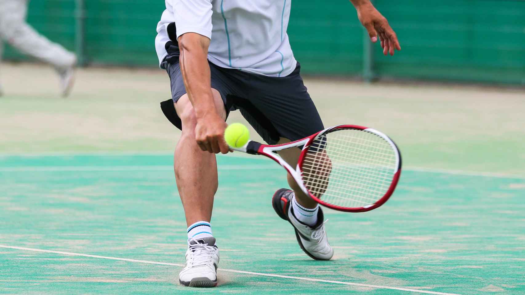 El centro comercial Vialia exhibe el trofeo que se entregará en el Vigo Open Tenis