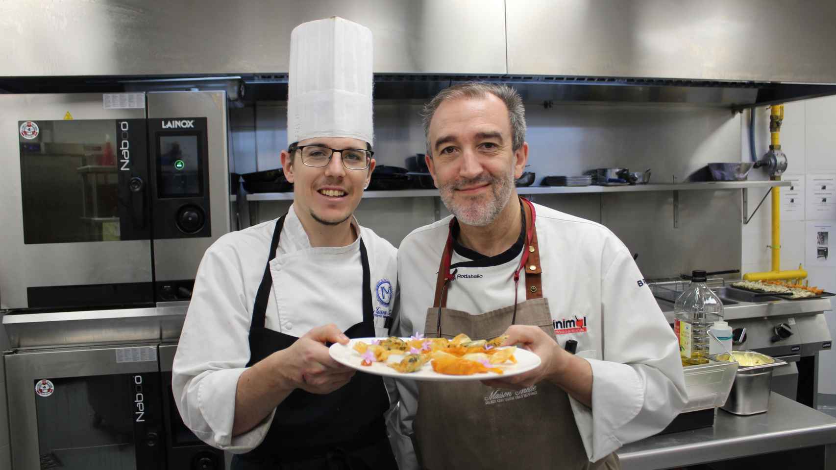 A la izquierda, Jorge Olcina y, a la derecha, Iñaki Rodaballo, cocineros que han diseñado las mejores bravas de España.