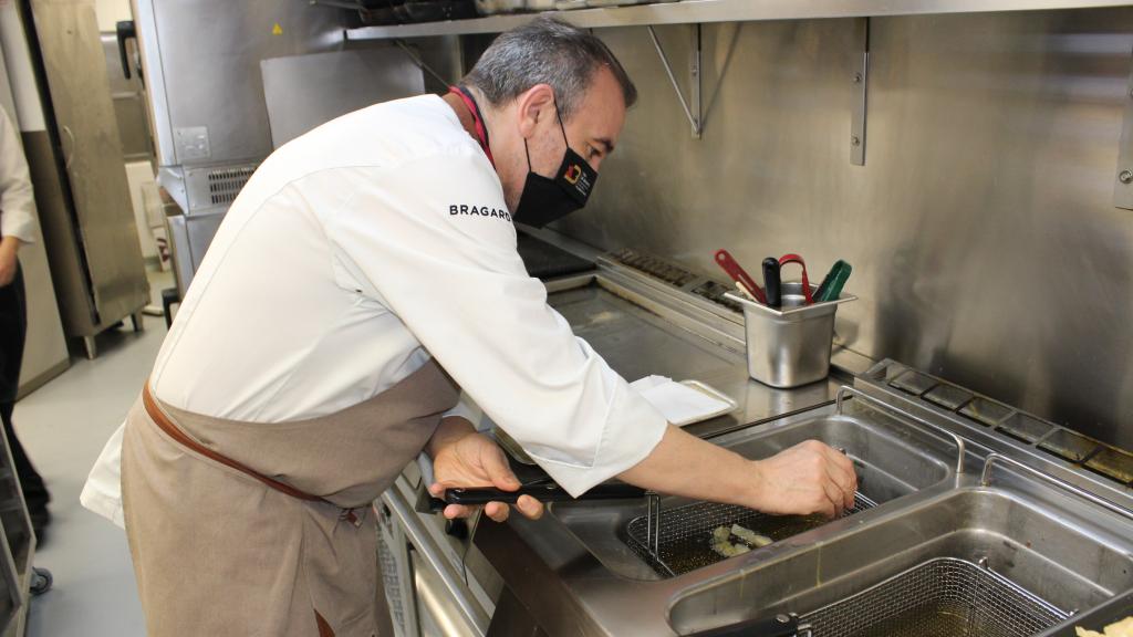 El chef Iñaki Rodaballo friendo sus laureadas patatas bravas.