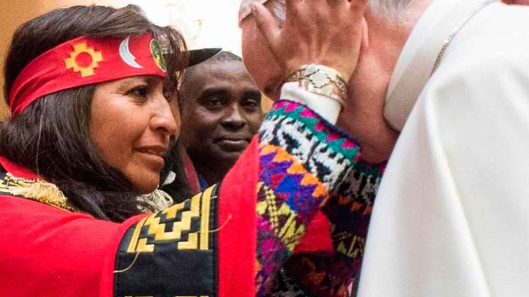 Foto con una indígena mapuche en la plaza de San Pedro.