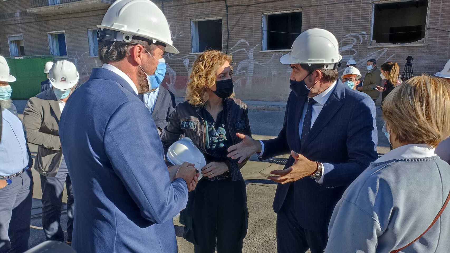 Suárez-Quiñones, Pardo y Puente conversan durante la visita a las obras