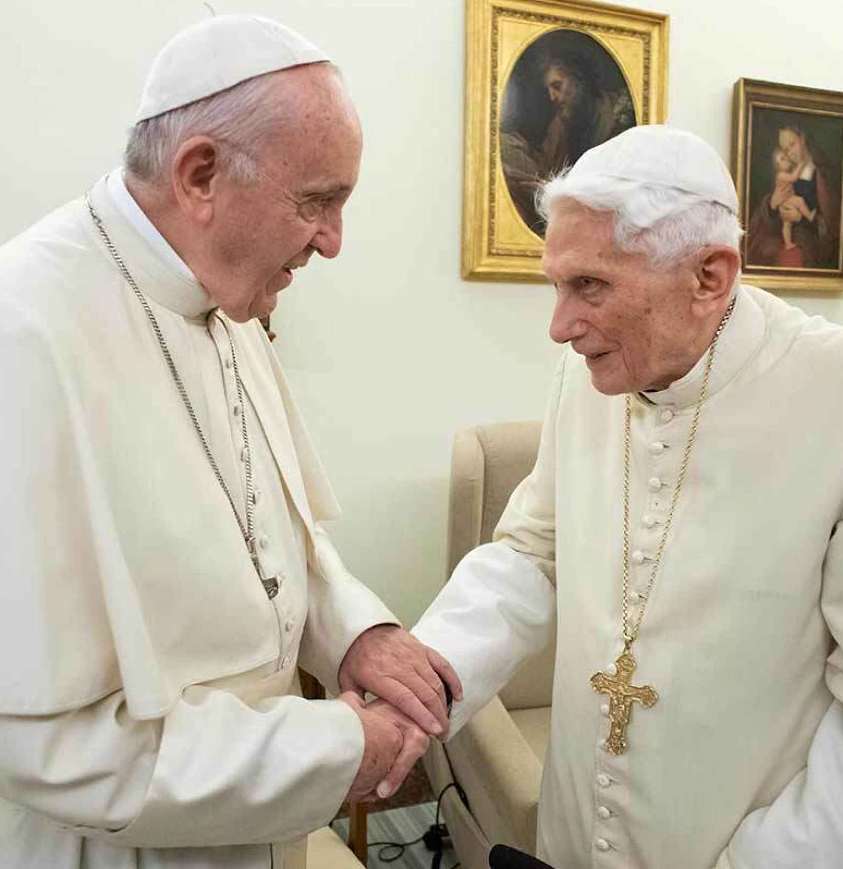 El papa Francisco I y el papa Benedicto XVI.