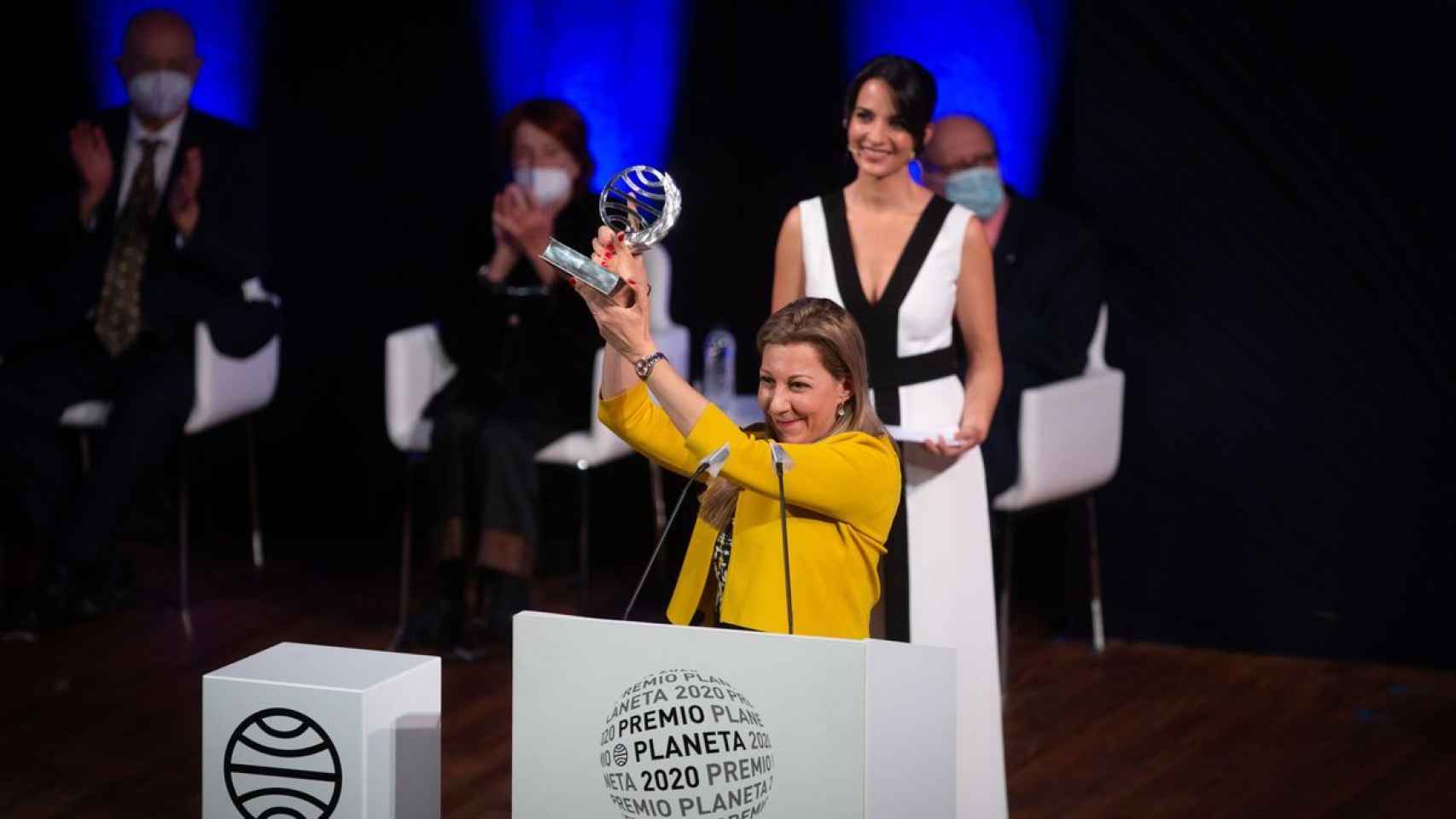 Eva García Sáenz de Urturi sostiene el Premio Planeta.