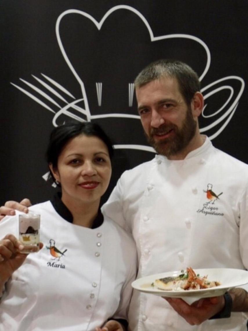 María y Zigor, los encargados de las cocinas del restaurante y eventualmente de las de la escuela y el hotel.