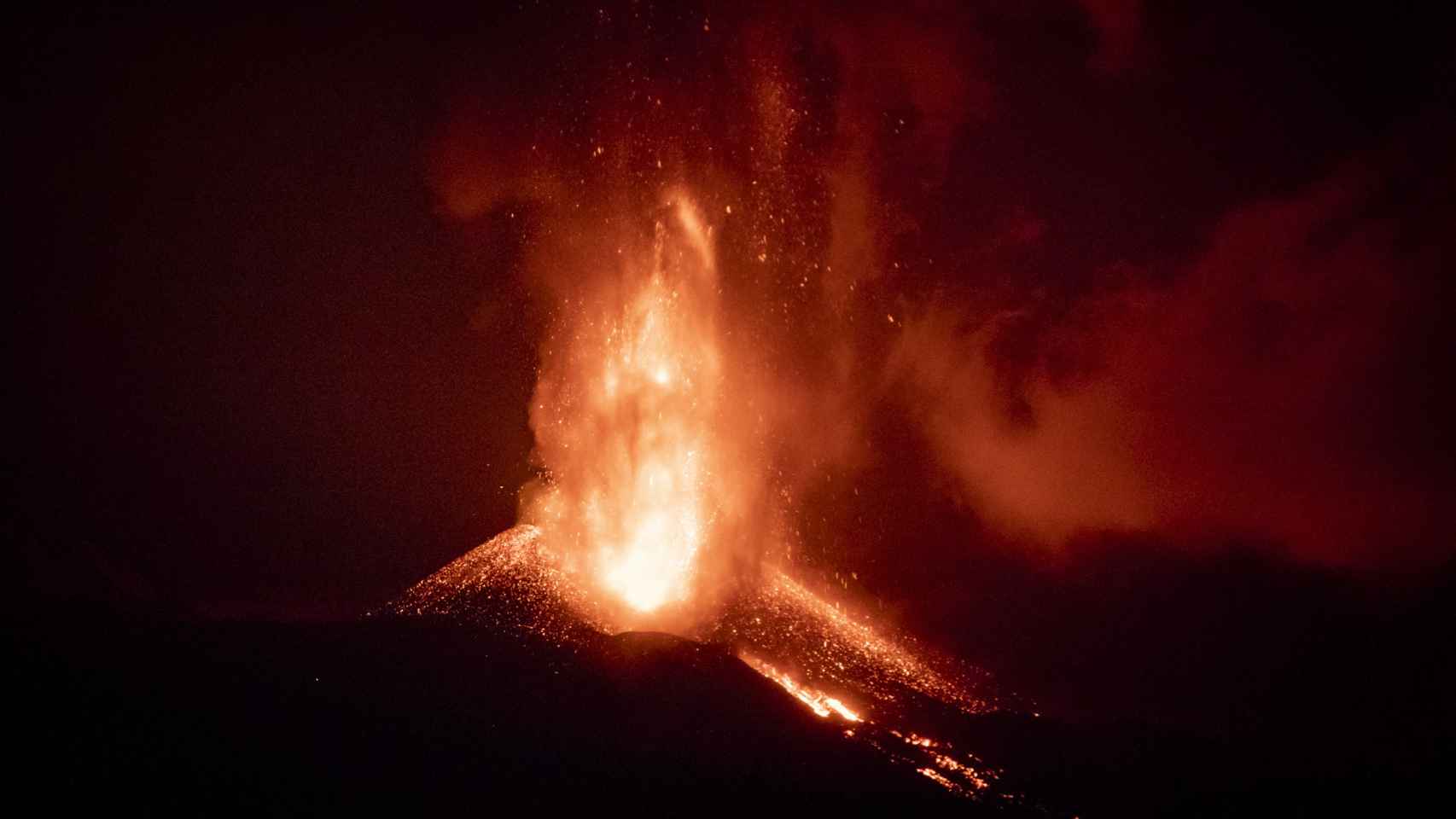El volcán de Cumbre Vieja ha arrojado ya más lava que sus antecesores, el Teneguía y el volcán de San Juan, juntos.