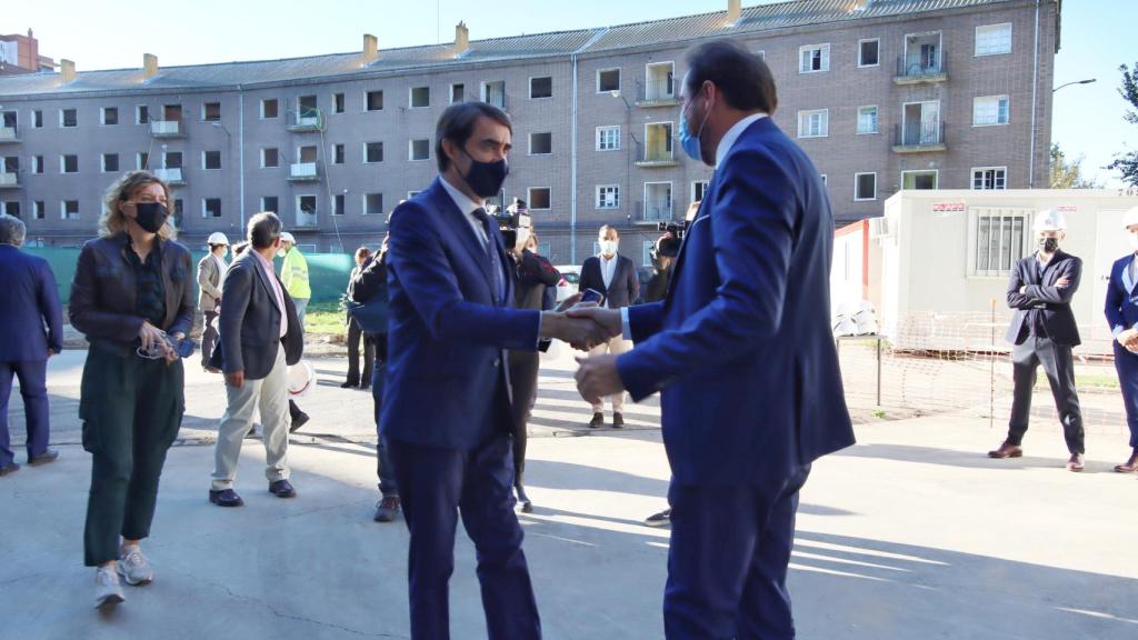 Saludo del alcalde y el consejero en las obras del edificio Puente Colgante