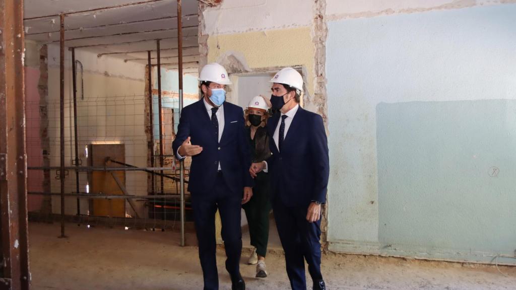 Suárez-Quiñones y Puente durante la visita al edificio Puente Colgante