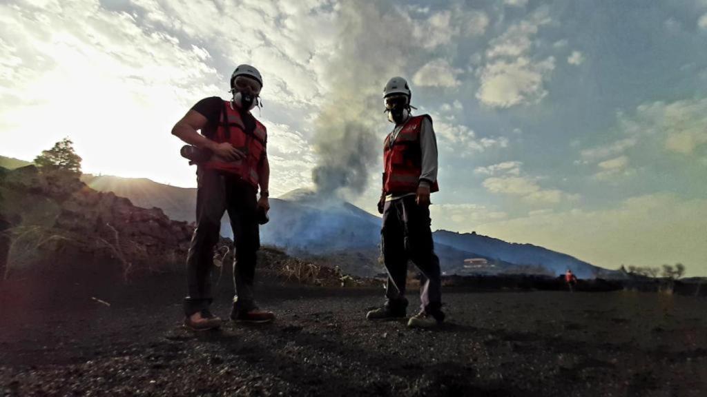 Recogida de ceniza y lapilli a escasos metros de la boca del volcán de La Palma.