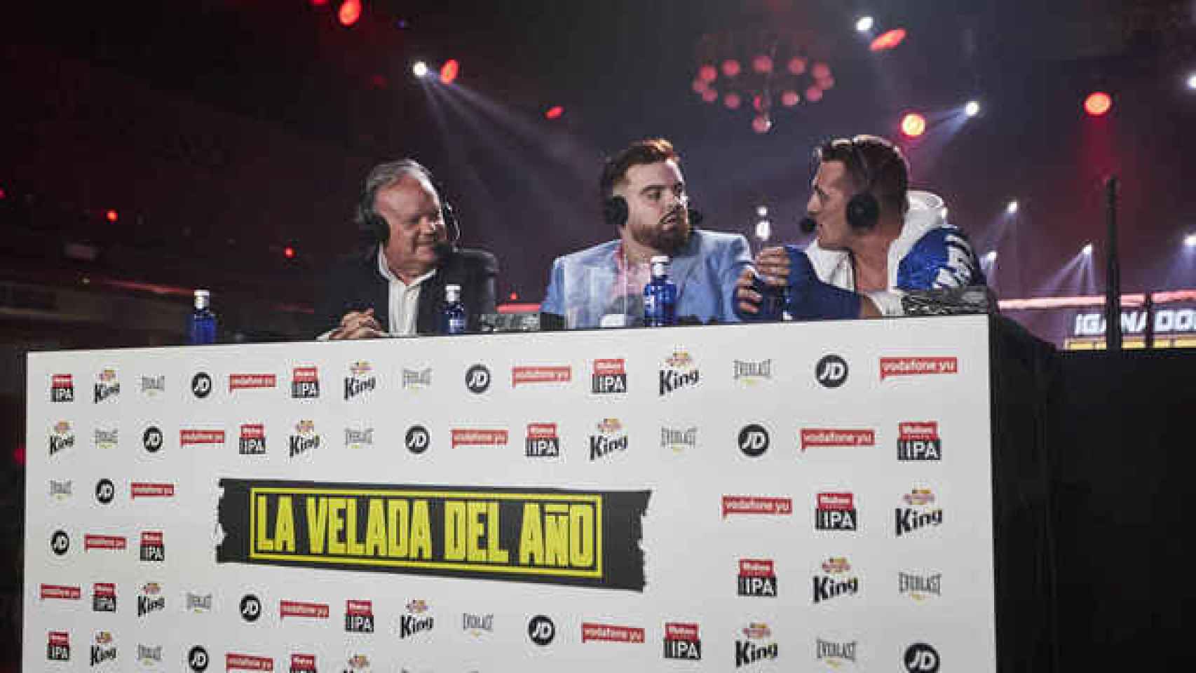 Jaime Ugarte (izquierda), Ibai Llanos (centro) y Torete (derecha), en la mesa de comentaristas de la Velada.