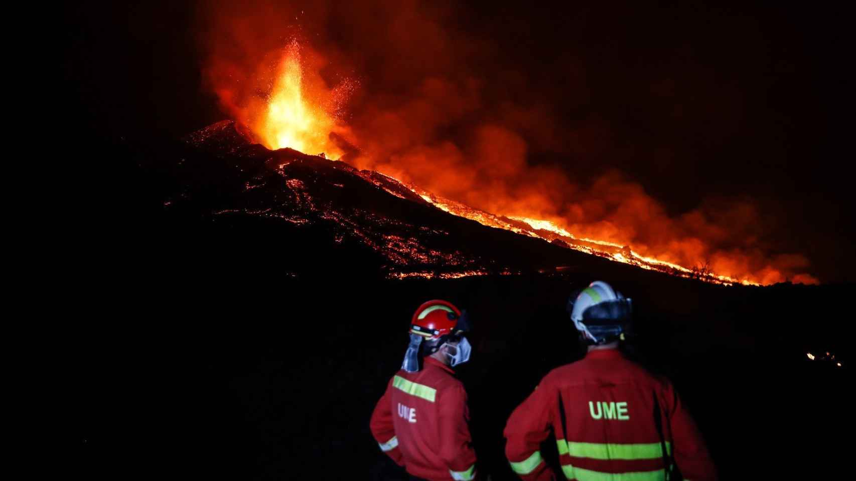 Soldados de la UME dentro de la zona de exclusión del volcán.
