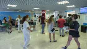 Jóvenes esperan su turno de vacunación en el Hospital La Paz de Madrid.