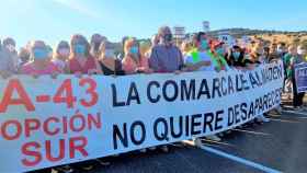 300 vehículos cortan una carretera en Ciudad Real y exigen la opción sur para la A-43. Foto: Efe