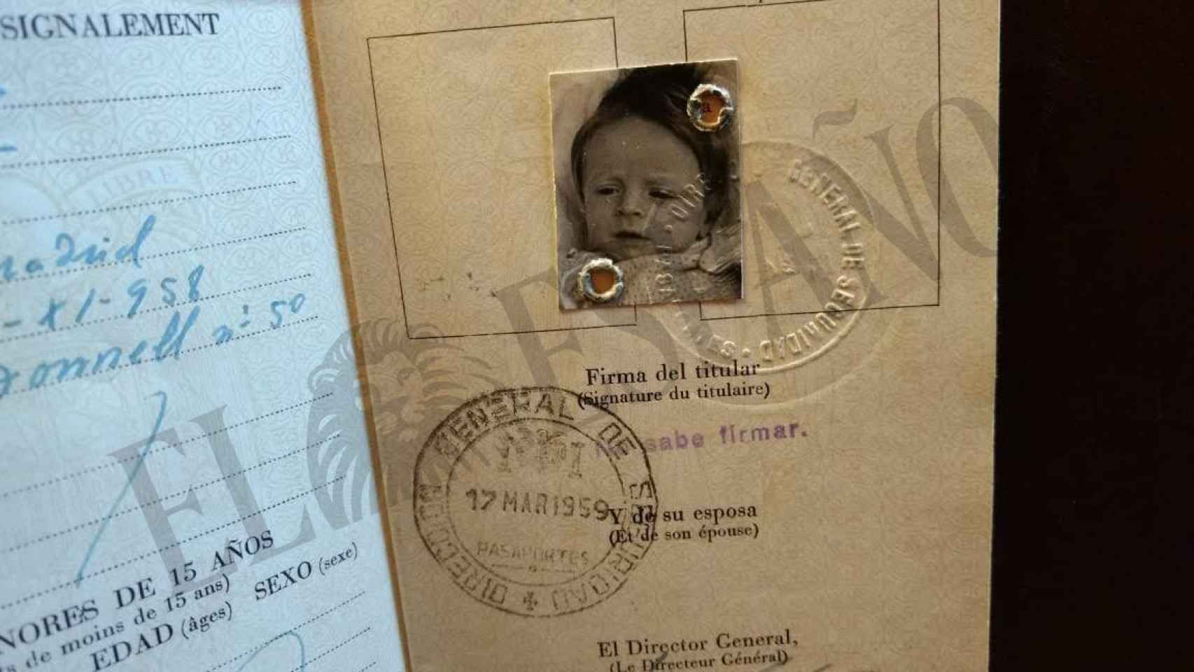 El primer pasaporte de Fernando Lezaeta, todavía con el nombre de Luis Aguirre, antes de su traslado a Chile.