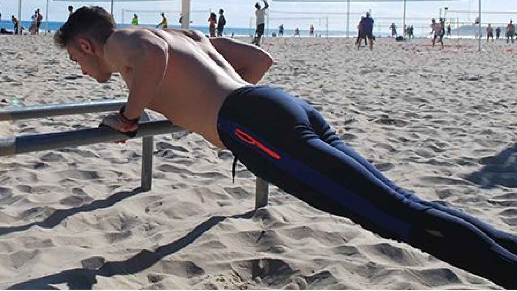 Práctica de deporte en la playa de San Juan.