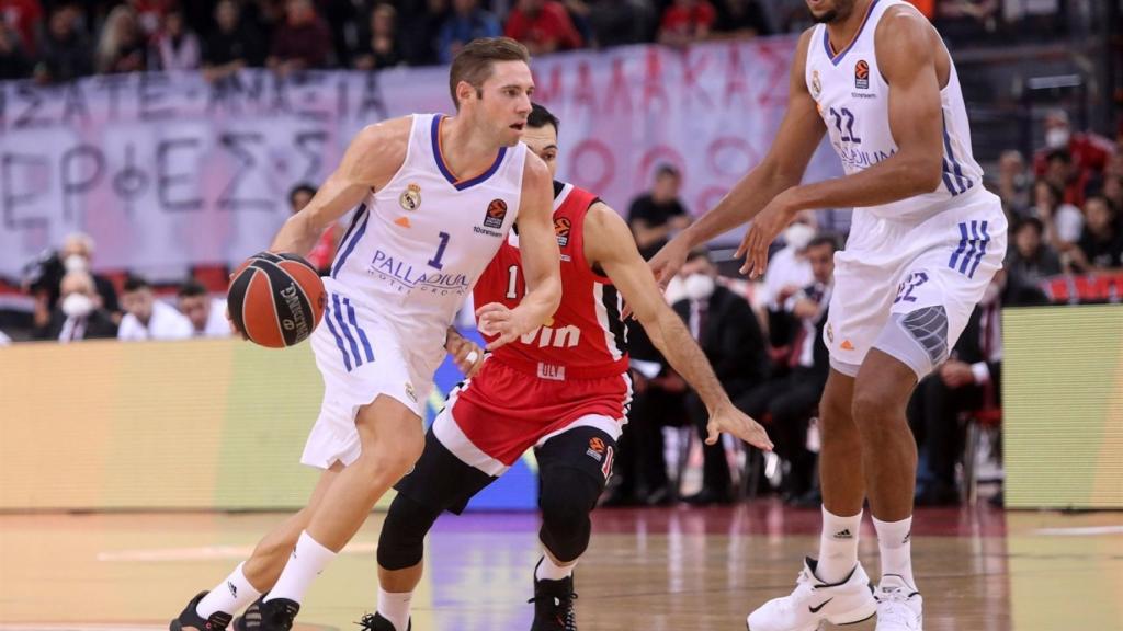 Causeur con el balón en el Olympiacos - Real Madrid