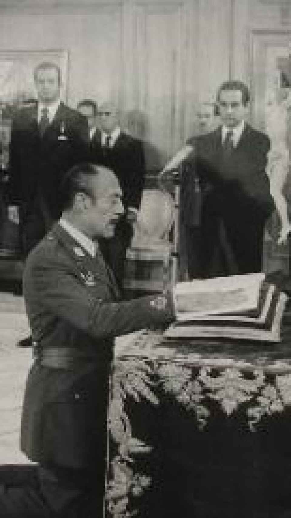 Álvarez-Arenas, jurando su cargo de ministro del Ejército ante el rey Juan Carlos.