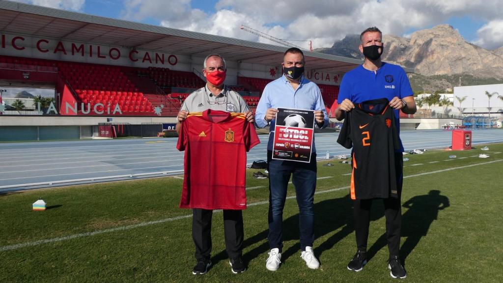 Patrick Rebergen, team manager Holanda, José Antonio Fernández Pérez, de la delegación de la selección Española de Fútbol sub 17, y Sergio Villalba, concejal de Deportes de La Nucía.