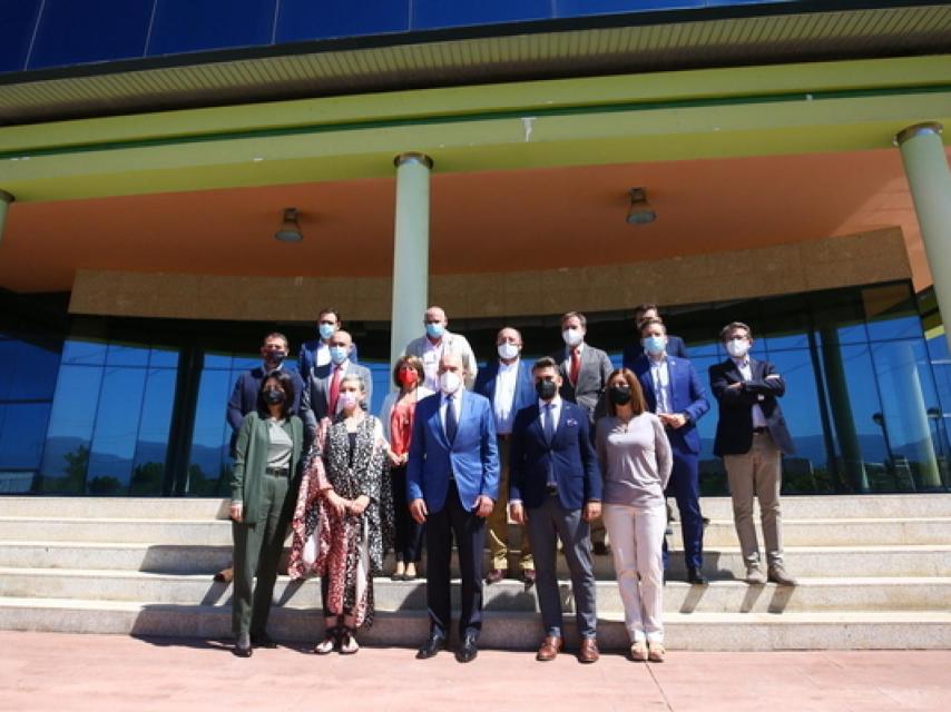 Foto de familia de la junta directiva de Vitartis junto al consejero de Agricultura, Ganadería y Desarrollo Rural, Jesús Julio Carnero. Archivo