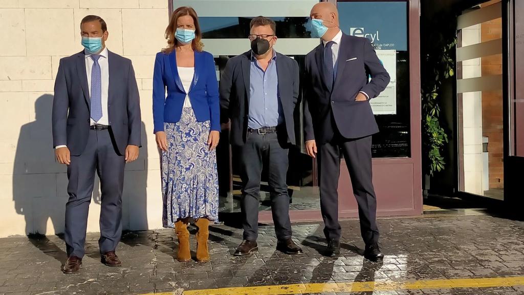 Eloy Ruiz, Carlota Amigo, José Antonio Bartolomé y Juan Carlos Sánchez posan delante de la sede del Ecyl en el barrio de San José