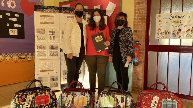 Llegada de las maletas cargadas de libros al colegio Miguel de Cervantes de Guijuelo