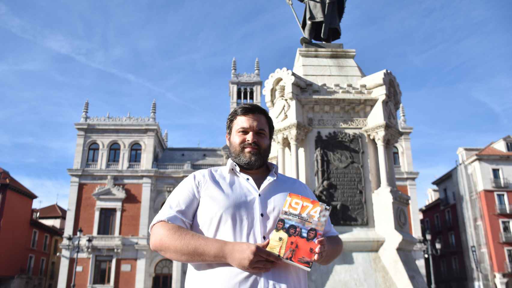 Miguel Ruiz con su libro en la Plaza Mayor de Valladolid