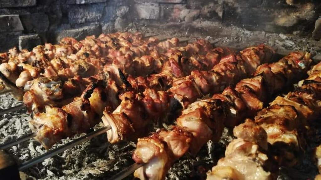 Pinchos de lechazo churro de Traspinedo sobre una cama de ascuas de sarmiento