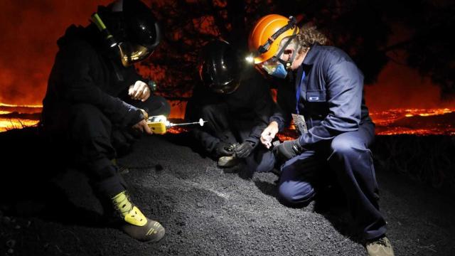 Un equipo de geólogos analizando los depósitos de lapilli del volcán de Cumbre Vieja.