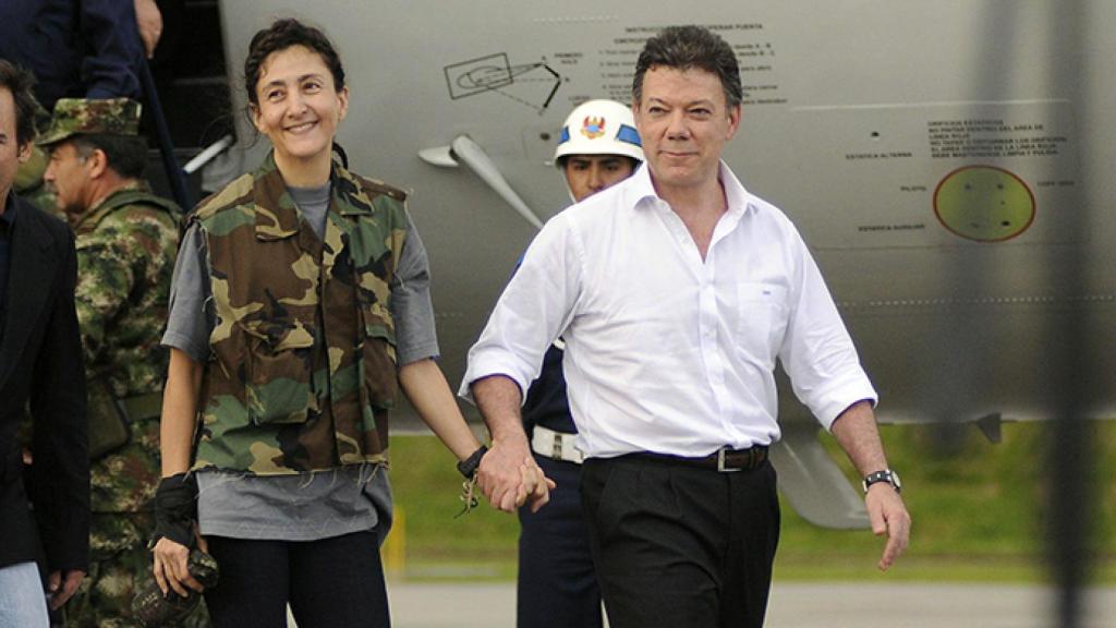 Ingrid Betancourt y José Manuel Santos en 2008, poco después de ser rescatada de las FARC en la Operación Jaque