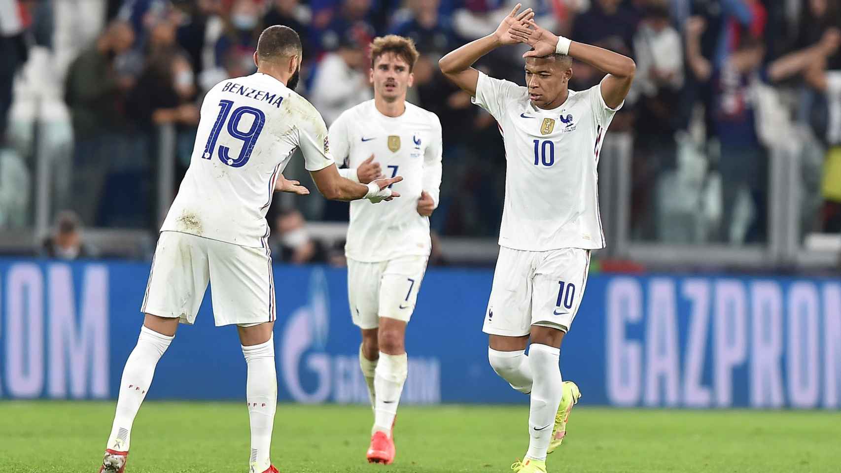 Karim Benzema y Kylian Mbappé celebran uno de los goles ante Bélgica