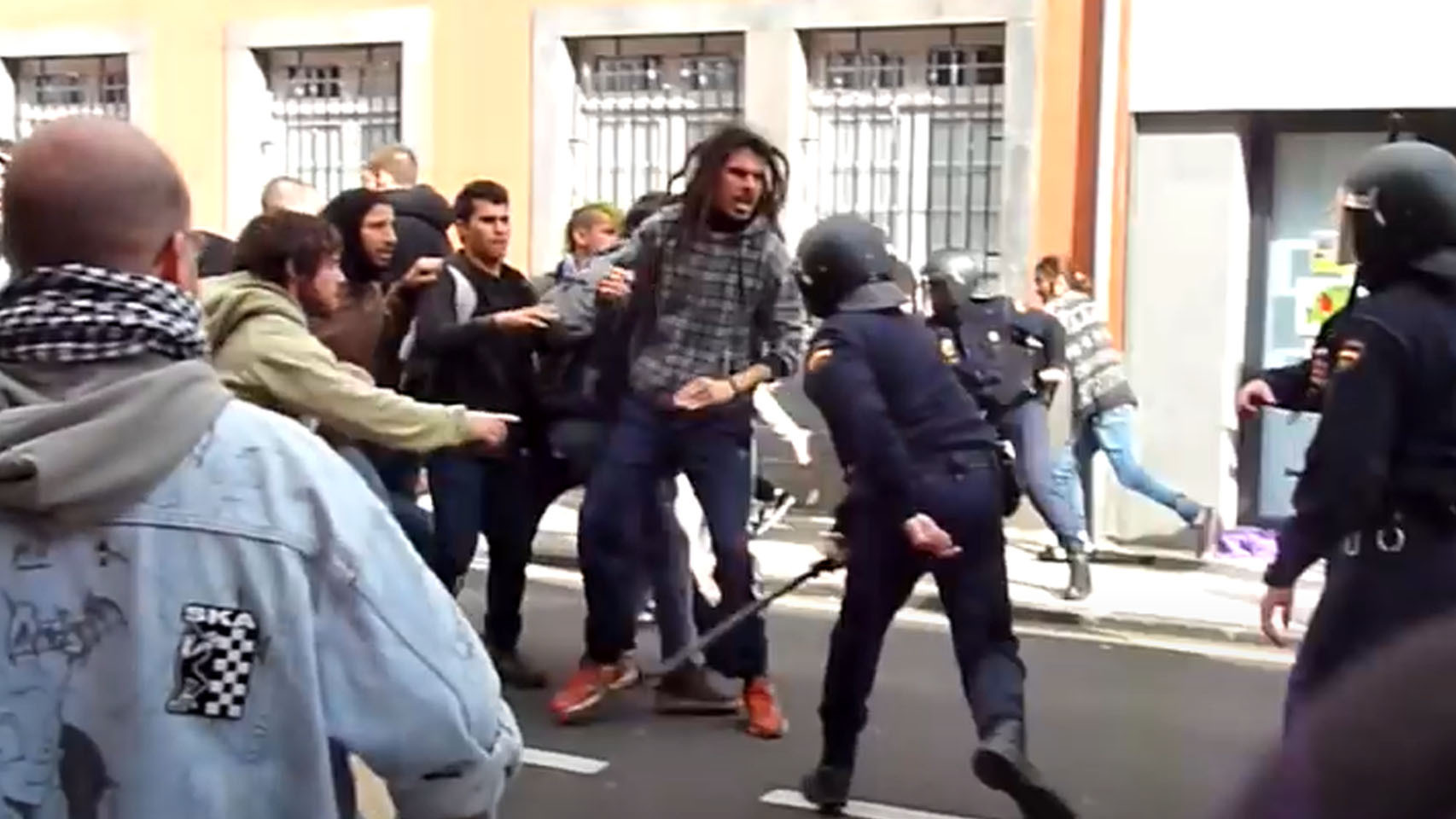 El diputado de Podemos Alberto Rodríguez se enfrenta a la Policía, durante los altercados registrados el 25 de enero de 2014 en La Laguna (Tenerife).
