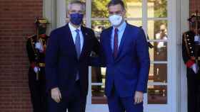 El presidente del Gobierno, Pedro Sánchez, junto al secretario general de la OTAN, Jens Stoltenberg, este viernes en Moncloa. Efe