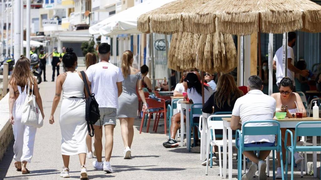 Varias personas caminan por el paseo de Pedregalejo, en Málaga capital.