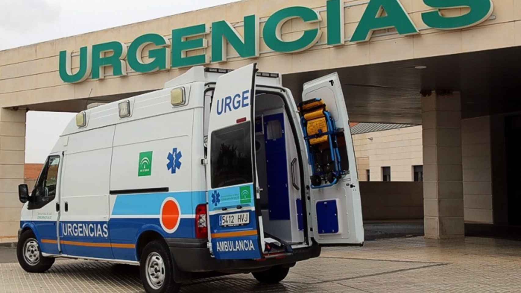 Una ambulancia en el servicio de urgencias de un hospital.