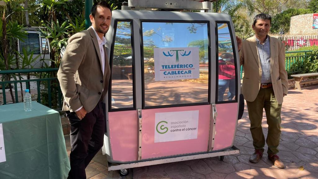 Una imagen del Teleférico de Benalmádena de rosa.