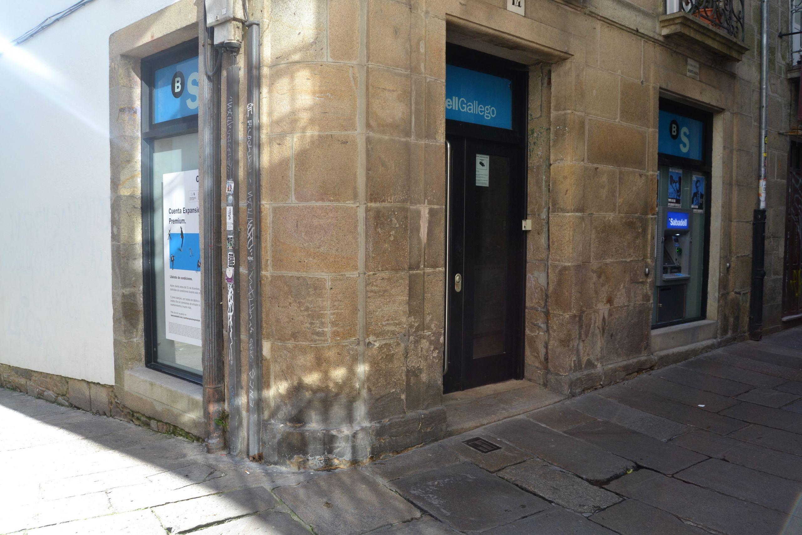 La oficina del Banco Sabadell en el número 14 de la Rúa do Preguntoiro.