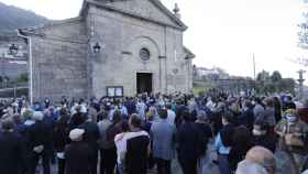 Numerosas personas, entre ellas los miembros del Gobierno gallego encabezados por el presidente Alberto Núñez Feijóo, asisten en Bueu (Pontevedra) al funeral del conselleiro de Facenda, Valeriano Martínez.