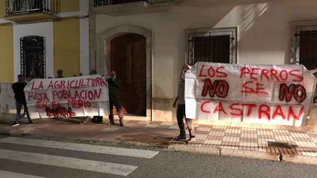 Una quincena de personas protestó en Calzada de Calatrava (Ciudad Real) ante la ministra Isabel Rodríguez.