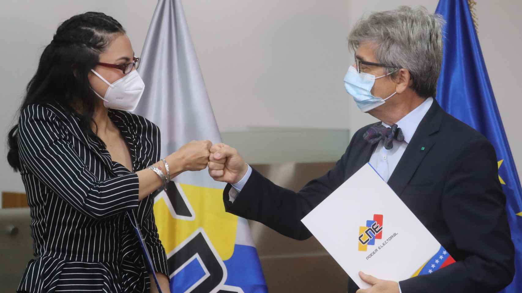 Regzeida González, dirigente del Consejo Nacional Electoral venezolano, junto a Rafael Dochao Moreno, encargado de negocios de la UE en Venezuela.