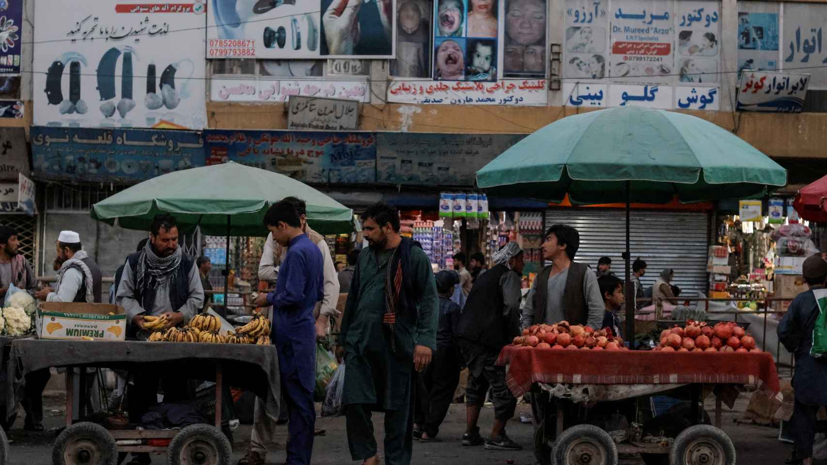 Un mercado de frutas en Kabul, Afganistán.
