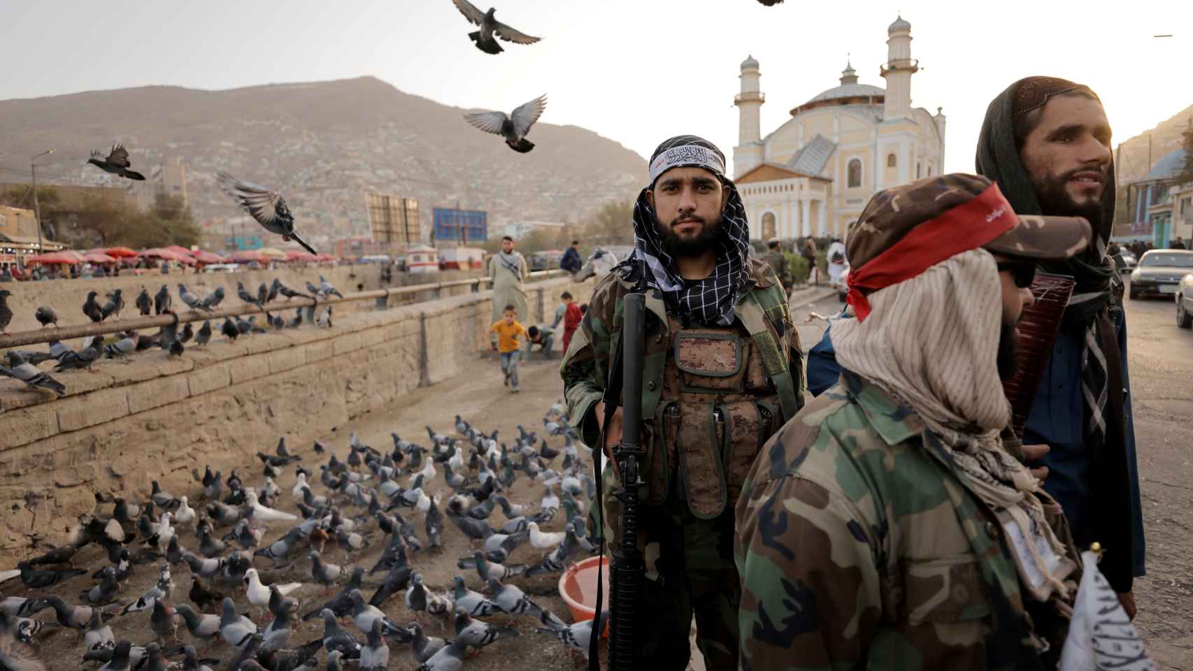 Soldados talibanes patrullando en las calles de Kabul, Afganistán.