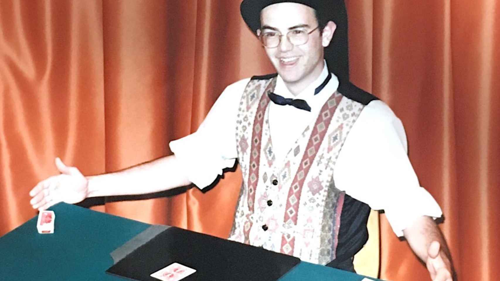 El mago en una de sus funciones de magia en su época adolescente.
