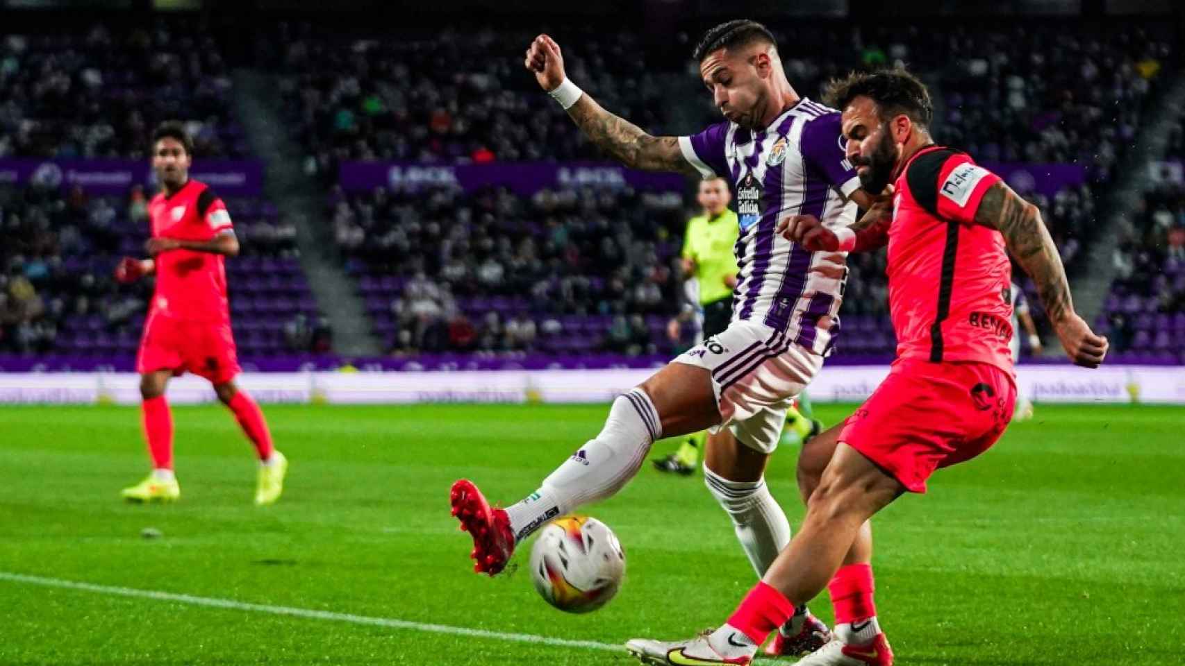 Sergio León pelea un balón contra el Málaga / www.realvalladolid.es
