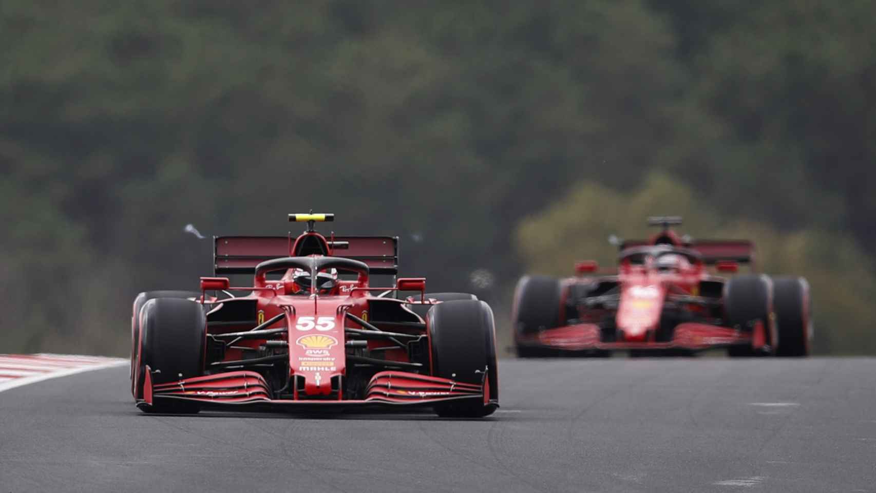 Carlos Sainz le da rebufo a Charles Leclerc en el Gran Premio de Turquía