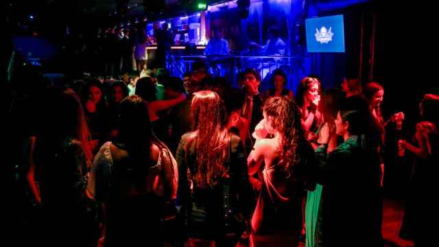 Varias personas en la pista de una discoteca de Madrid, a 8 de octubre de 2021, en Madrid (España).