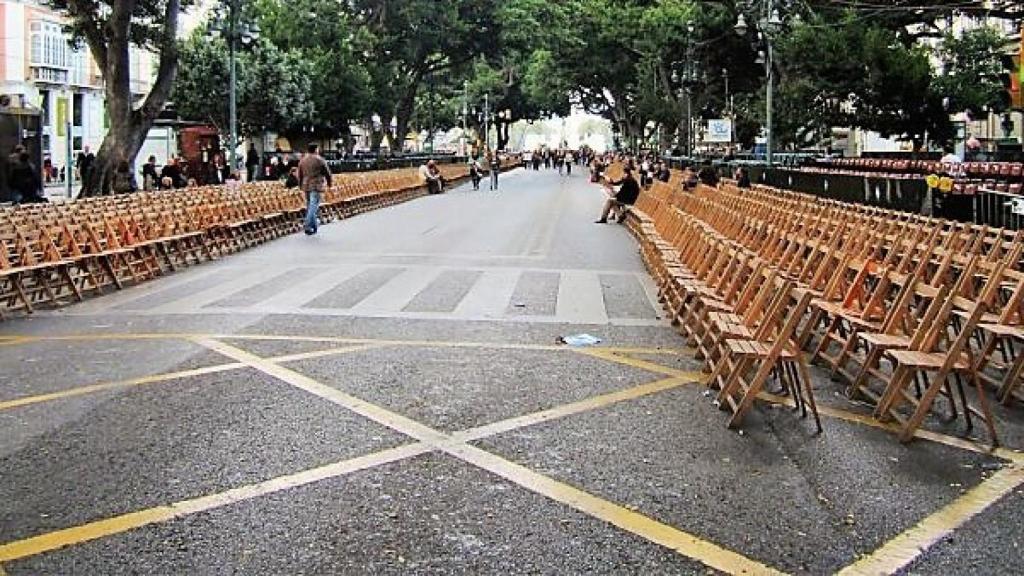 Sillas instaladas en la Alameda en Semana Santa.