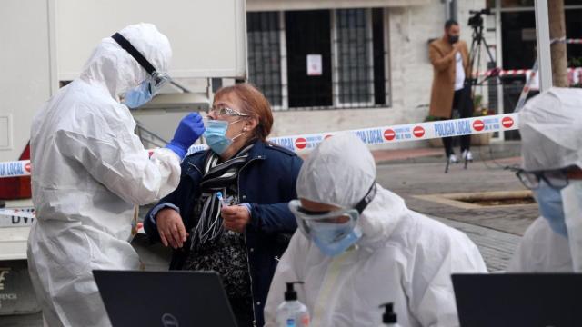 Varios sanitarios realizan PCR en Málaga.