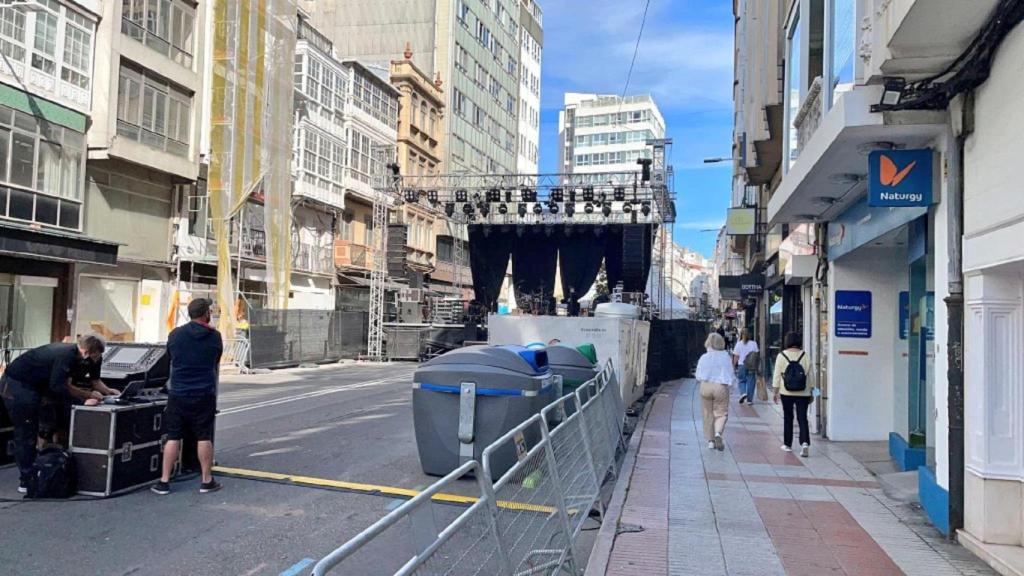 Preparación del escenario de la calle San Andrés para los conciertos del Rosario.